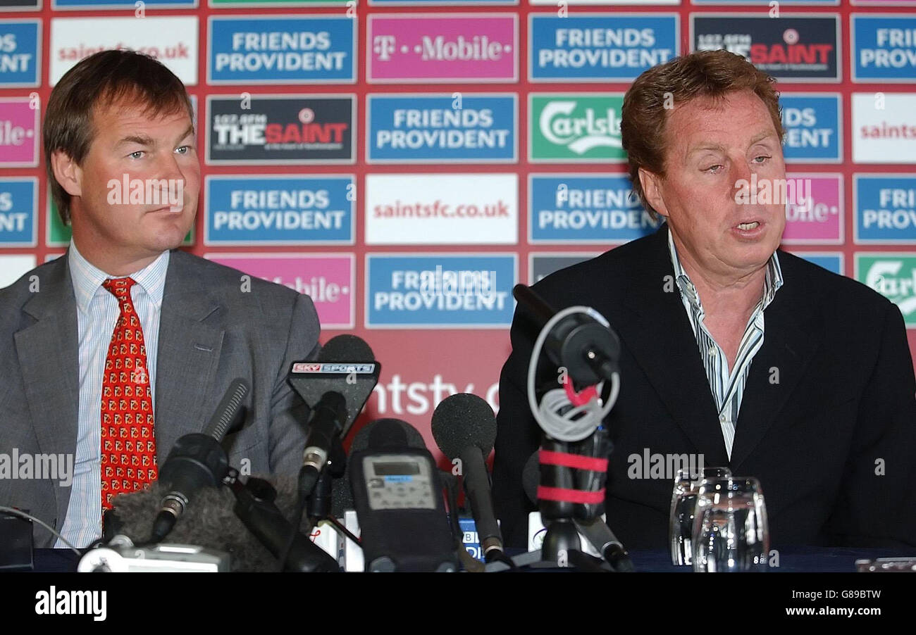 Harry Redknapp (R), directeur de Southampton, et Rupert Lowe, président, parlent aux médias. Redknapp a révélé qu'il a décidé de rester à Southampton la saison prochaine et de les guider à nouveau à la Barclays Premiership parce qu'il a refusé de sortir sur une note basse. Banque D'Images