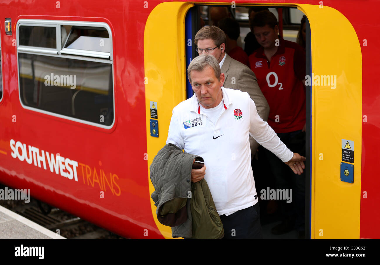 Les fans d'Angleterre arrivent à la gare de Twickenham avant le match de rugby de la coupe du monde au stade de Twickenham, à Londres. Banque D'Images