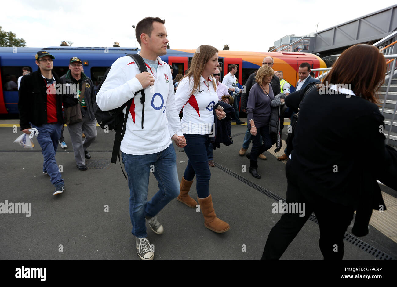 Les fans d'Angleterre arrivent à la gare de Twickenham avant le match de rugby de la coupe du monde au stade de Twickenham, à Londres. Banque D'Images