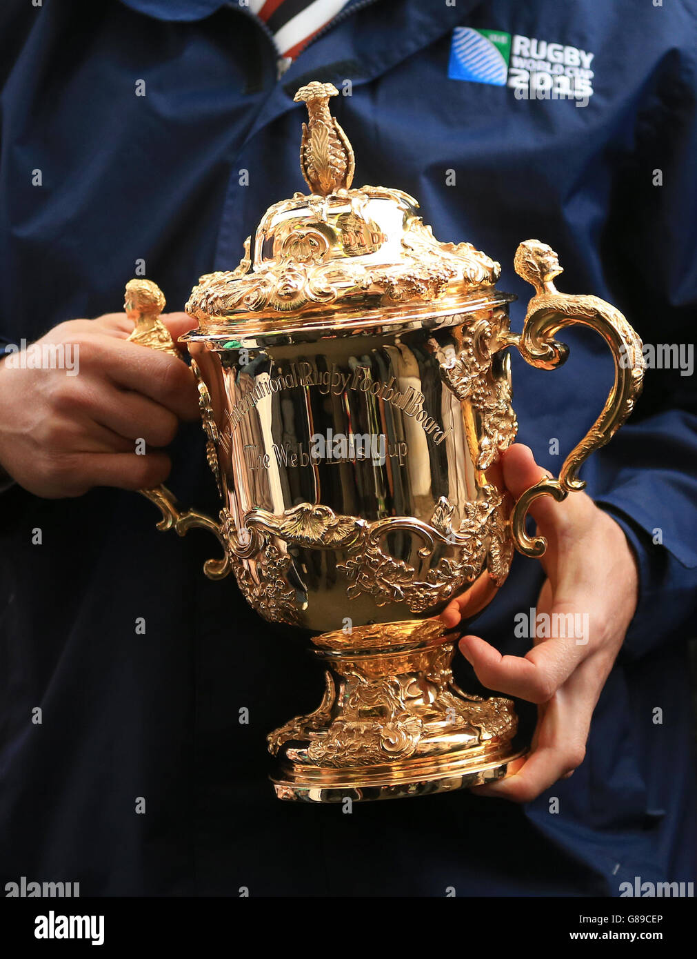 L'ancien joueur d'Angleterre Jonny Wilkinson porte la coupe Webb Ellis avant le match de la coupe du monde de rugby au stade de Twickenham, à Londres. Banque D'Images