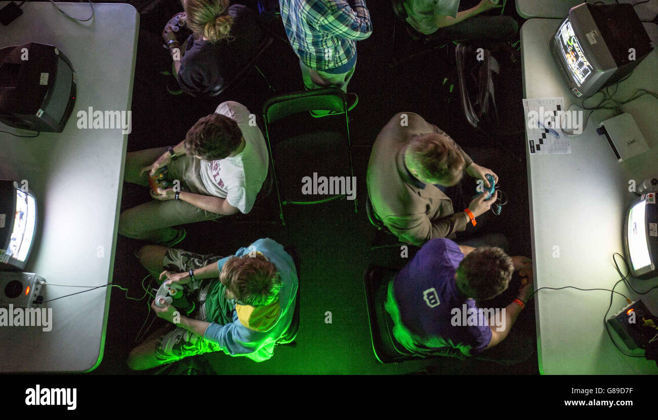 Les joueurs jouent à des jeux informatiques au Dreamhack, le plus grand festival numérique et lieu de rencontre au monde pour les joueurs, les fans et les amateurs de sport électronique au Copper Box Arena de Londres. ASSOCIATION DE PRESSE Date de la photo: Samedi 19 septembre 2015. Le crédit photo devrait se lire comme suit : Rick Findler/PA Wire Banque D'Images