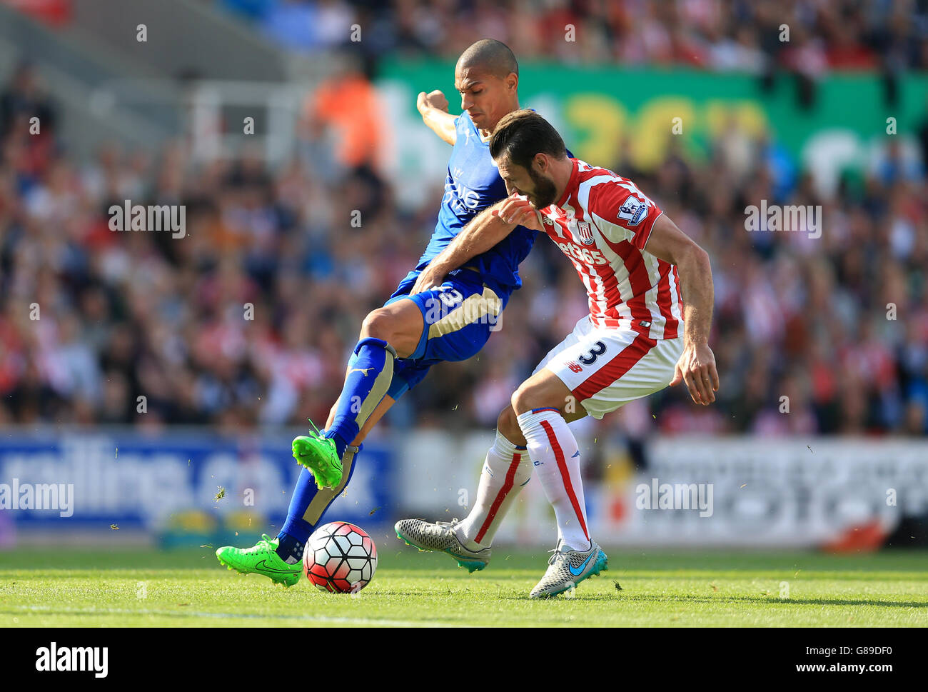 Erik Pieters de Stoke City (à droite) et Gokhan Inler de Leicester City se battent pour le ballon lors du match de la Barclays Premier League au Britannia Stadium, Stoke-on-Trent. APPUYEZ SUR ASSOCIATION photo. Date de la photo: Samedi 19 septembre 2015. Voir PA Story FOOTBALL Stoke. Le crédit photo devrait être le suivant : Nigel French/PA Wire. Banque D'Images