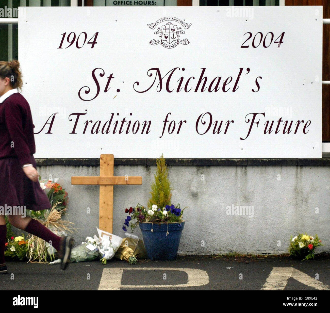 Des fleurs sont jetées pour les cinq élèves de l'école Loretto Couvent Girls de St Michael, qui sont morts dans l'accident d'autobus mortel d'hier. Banque D'Images