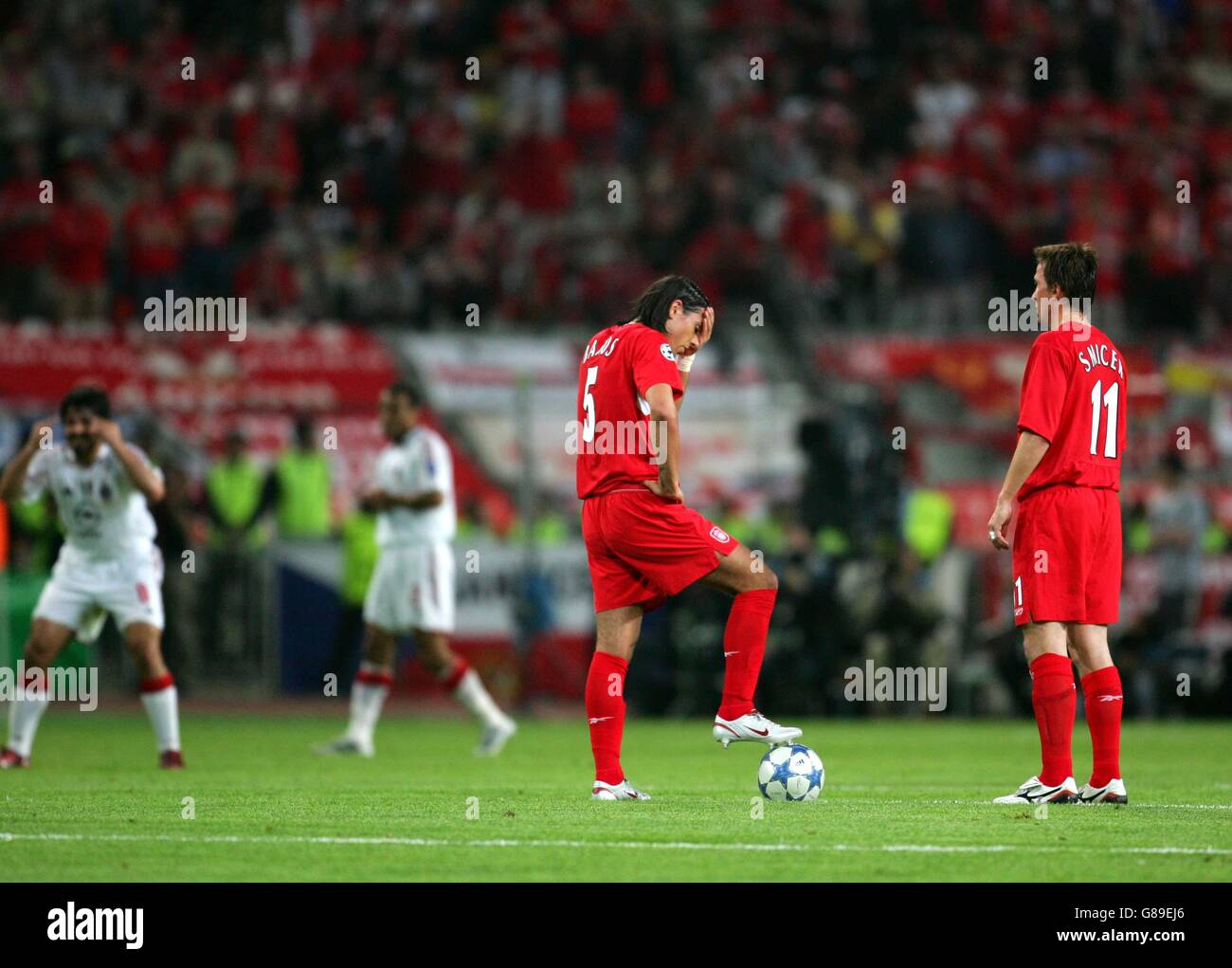 Les Baros de Milan et Vladimir Smicer de Liverpool se sont déprimés Attendez pour démarrer après le troisième objectif AC Milan Marqué par Hernan Crespo Banque D'Images