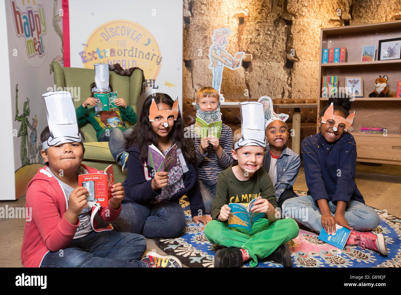 (De gauche à droite) Ethan Zecharia, 6, de Isleworth, Storm Drury, 7, De Twickenham, Jadyn Zechariah, 10 ans, de Isleworth, Nick Stewart-Smith, 10, de Clapham, Sebastian Earl, 6, de Loughton, Noah Panchoo, 5 ans, de Greenwich et Georgia Pachoo, 9 ans, de Greenwich, s'enfile dans l'un des huit nouveaux livres de lecture Roald Dahl spécialement créés, avec des extraits des histoires les plus populaires de Roald Dahl, lancés dans le cadre de la dernière campagne de lecteurs heureux de McDonald's, à McDonald's on the Strand, Londres. Banque D'Images