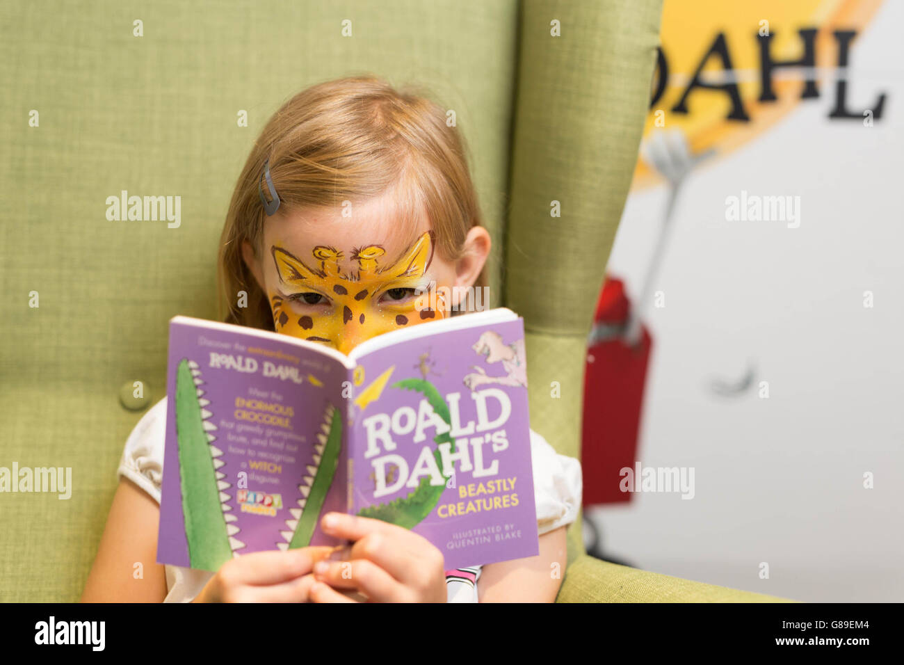 Kayla Powers, 6 ans, de Holloway, est coincé dans l'un des huit nouveaux livres de lecture Roald Dahl spécialement créés, avec des extraits des histoires les plus populaires de Roald Dahl, lancés dans le cadre de la dernière campagne des lecteurs heureux de McDonald's, à McDonald's on the Strand, Londres. Banque D'Images