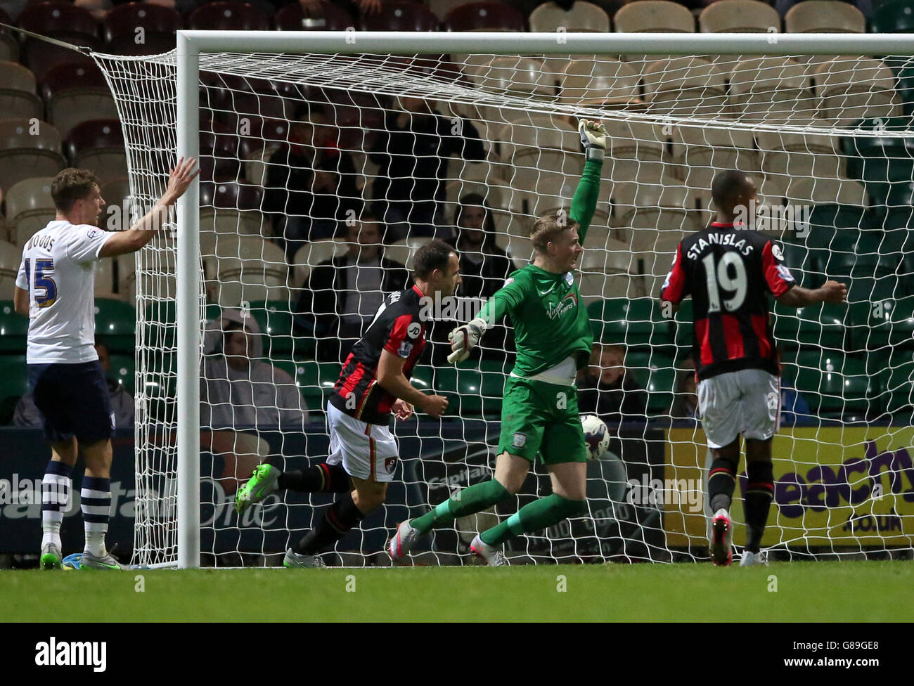 Marc Pugh, de l'AFC Bournemouth, marque le deuxième but de son camp lors de la coupe Capital One, troisième manche à Deepdale, Preston. Banque D'Images