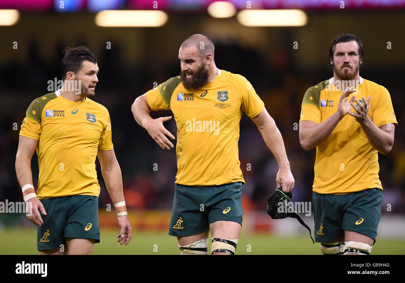 Scott Fardy (au centre), Kane Douglas (à droite) et Adam Ashley-Cooper célèbrent la victoire après le match de la coupe du monde de rugby au Millennium Stadium de Cardiff. APPUYEZ SUR ASSOCIATION photo. Date de la photo: Mercredi 23 septembre 2015. Voir l'histoire de PA RUGBYU Australie. Le crédit photo devrait se lire comme suit : Andrew Matthews/PA Wire. RESTRICTIONS : strictement aucune utilisation ou association commerciale sans autorisation de RWCL. Utilisation d'images fixes uniquement. L'utilisation implique l'acceptation de la Section 6 des conditions générales de RWC 2015 à :http://bit.ly/1MPElTL appelez le +44 (0)1158 447447 pour plus d'informations. Banque D'Images