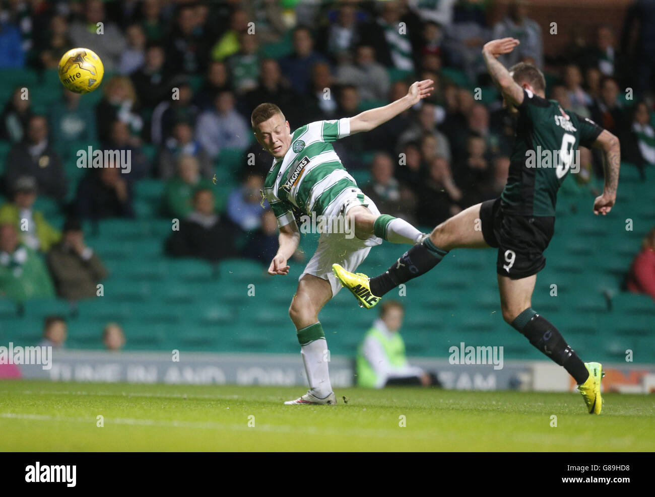 Callum McGregor (à gauche) du Celtic et Mark Stewart de Raith Rovers se battent pour le ballon lors du troisième tour de la coupe de la Ligue des communautés écossaises au Celtic Park, Glasgow. Banque D'Images