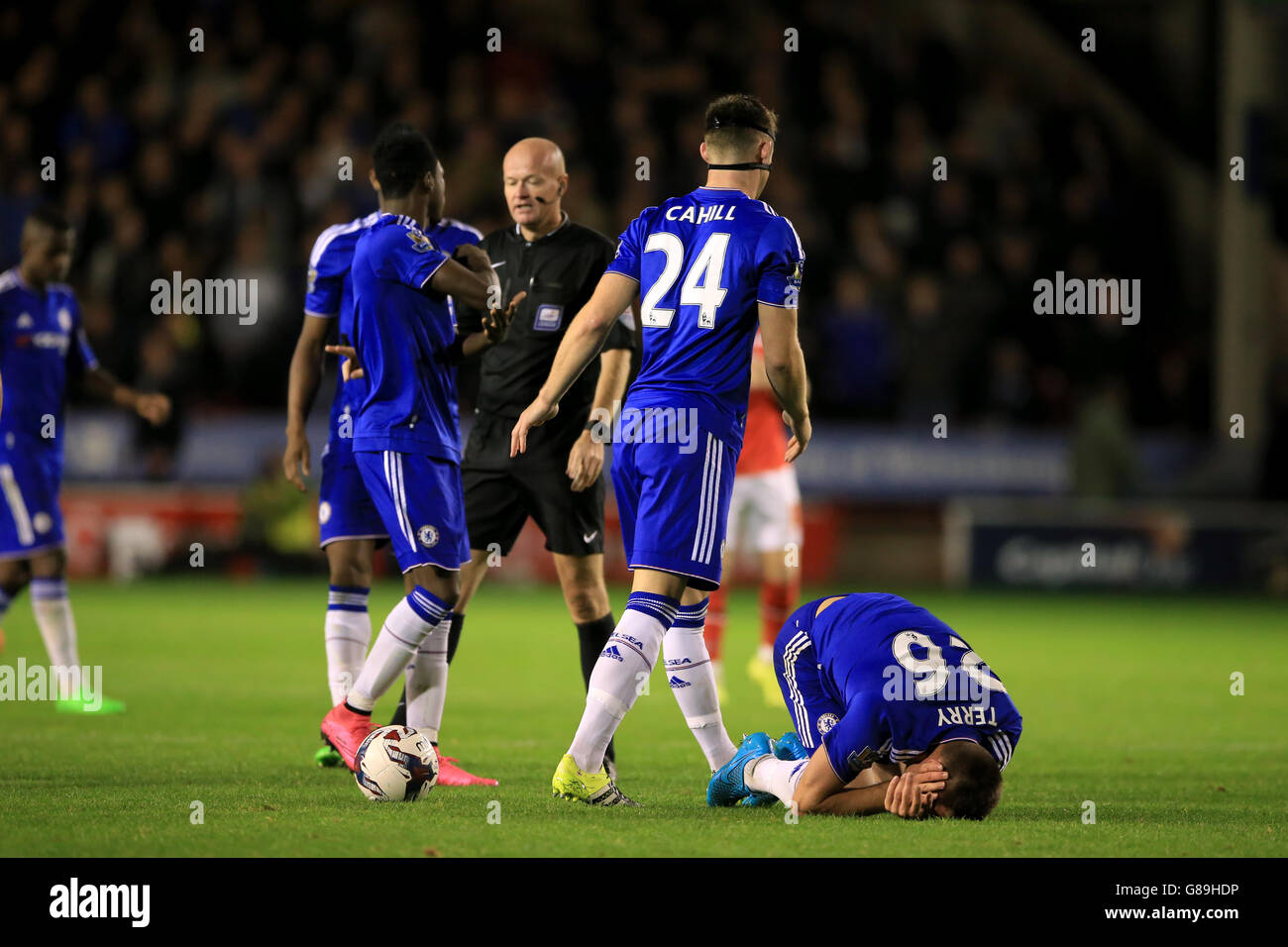 Les joueurs de Chelsea protestent contre l'arbitre Lee Mason après que John Terry (à droite) ait flottés lors d'une collision lors de la coupe Capital One, troisième manche du match au stade Banks, Walsall. Banque D'Images