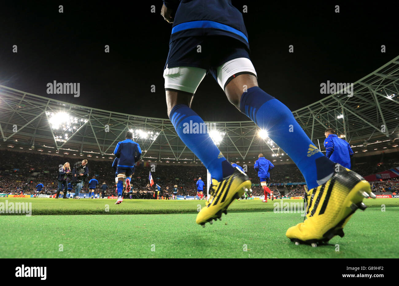 Les joueurs de France et de Roumanie se disputent le terrain avant le match de la coupe du monde de rugby au stade olympique de Londres. APPUYEZ SUR ASSOCIATION photo. Date de la photo: Mercredi 23 septembre 2015. Voir l'histoire de PA RUGBYU France. Le crédit photo devrait se lire comme suit : Mike Egerton/PA Wire. RESTRICTIONS : strictement aucune utilisation ou association commerciale sans autorisation de RWCL. Utilisation d'images fixes uniquement. L'utilisation implique l'acceptation de la Section 6 des conditions générales de RWC 2015 à :http://bit.ly/1MPElTL appelez le +44 (0)1158 447447 pour plus d'informations. Banque D'Images