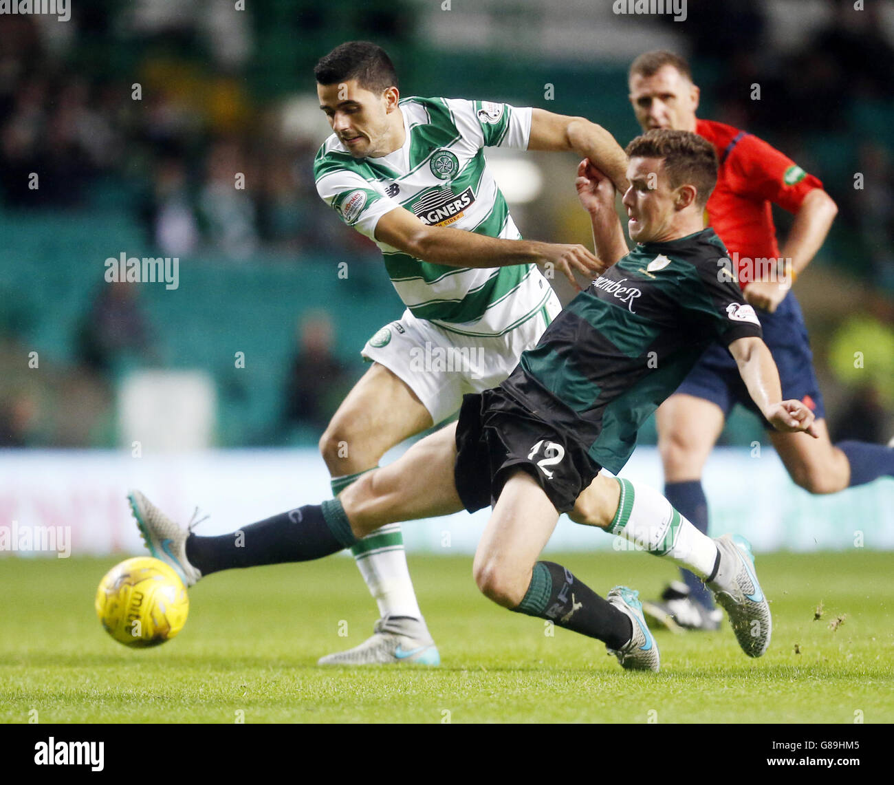 Tomas Rogic du Celtic (à gauche) et Ross Matthews de Raith Rovers se battent pour le ballon lors du troisième tour de la coupe de la Ligue des communautés écossaises au Celtic Park, Glasgow. Banque D'Images