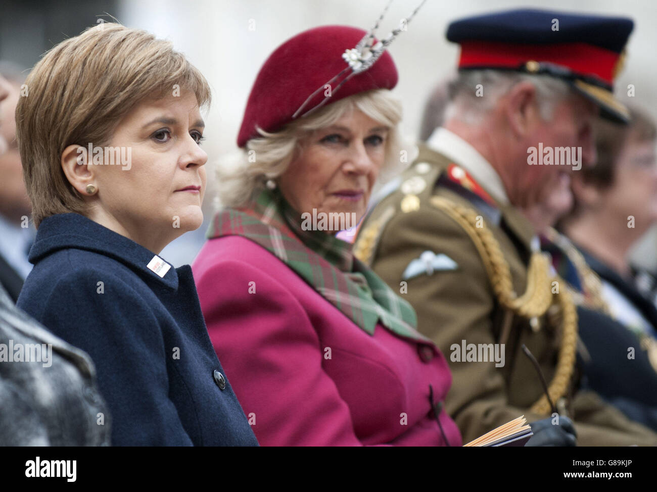 Premier ministre Nicola Sturgeon (à gauche) le prince de Galles et la duchesse de Cornouailles, connue sous le nom de duc et duchesse de Rothesay en Écosse, lors d'un service à Dundee pour marquer le centenaire des batailles de Loos de la première Guerre mondiale. Banque D'Images