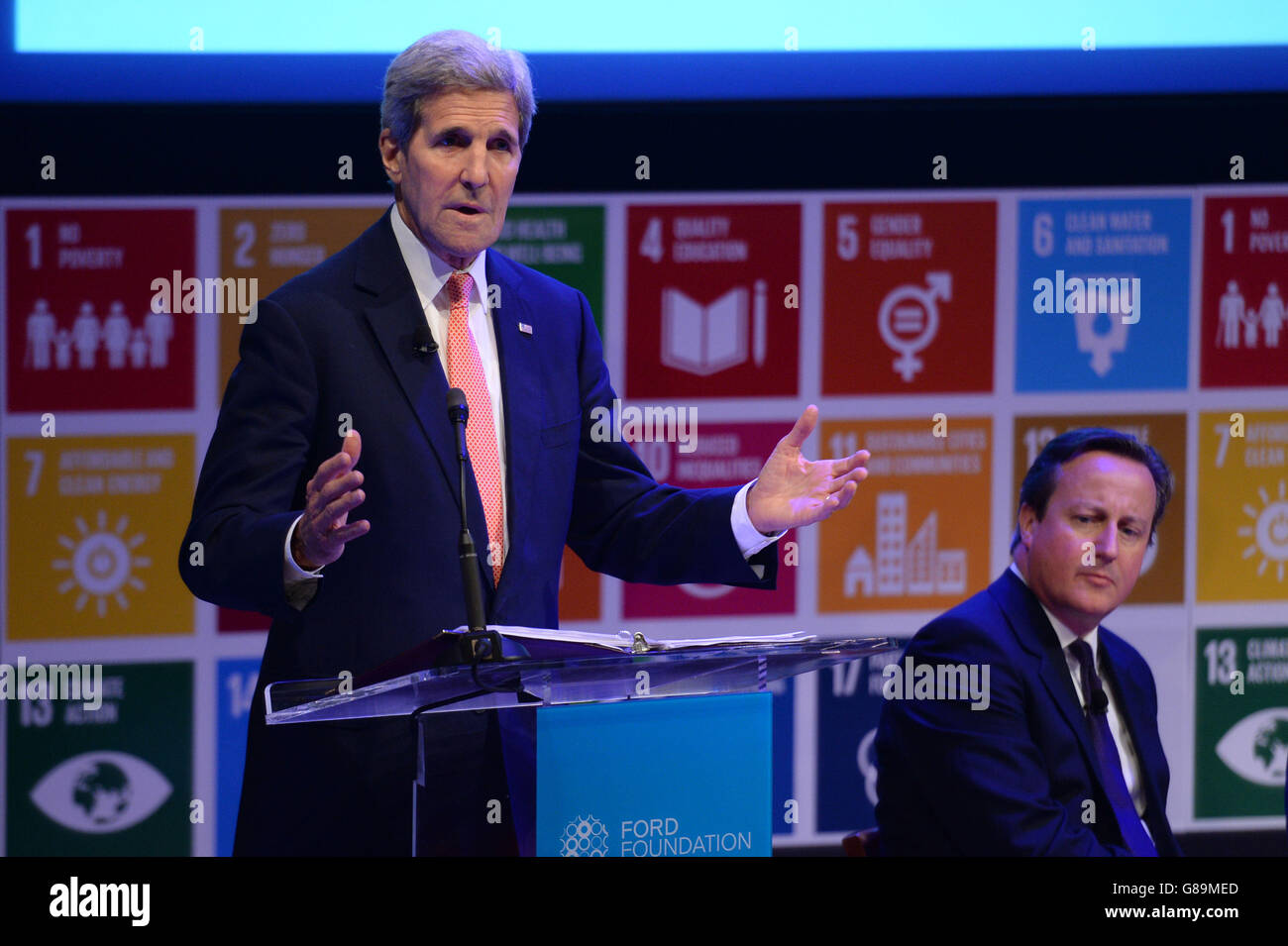Le Premier ministre David Cameron organise un événement pour discuter des objectifs mondiaux de réduction de la pauvreté avec le secrétaire d’État américain John Kerry, à New York, aux États-Unis. Banque D'Images