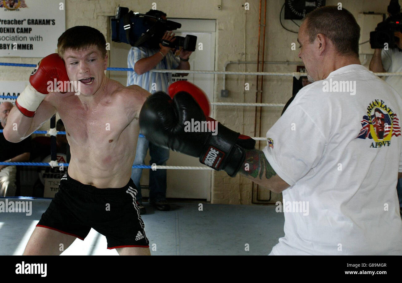 Ricky Hatton s'entraîne avec l'entraîneur Billy Graham (R) à Betta-bodies Salle de sport Banque D'Images
