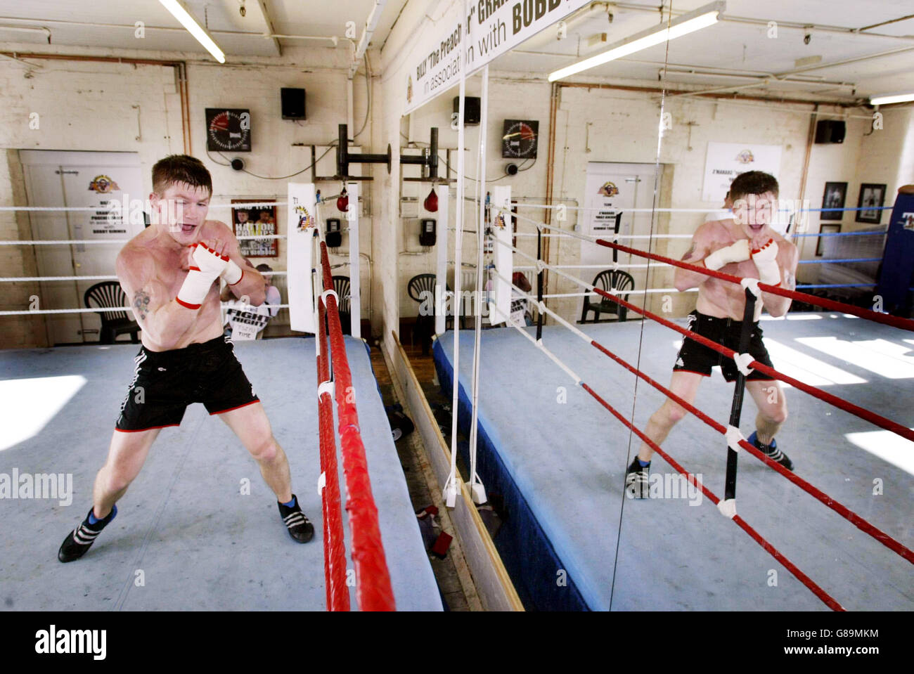 Ricky Hatton trains - salle de gym Betta-bodies.Ricky Hatton se regarde dans le miroir. Banque D'Images