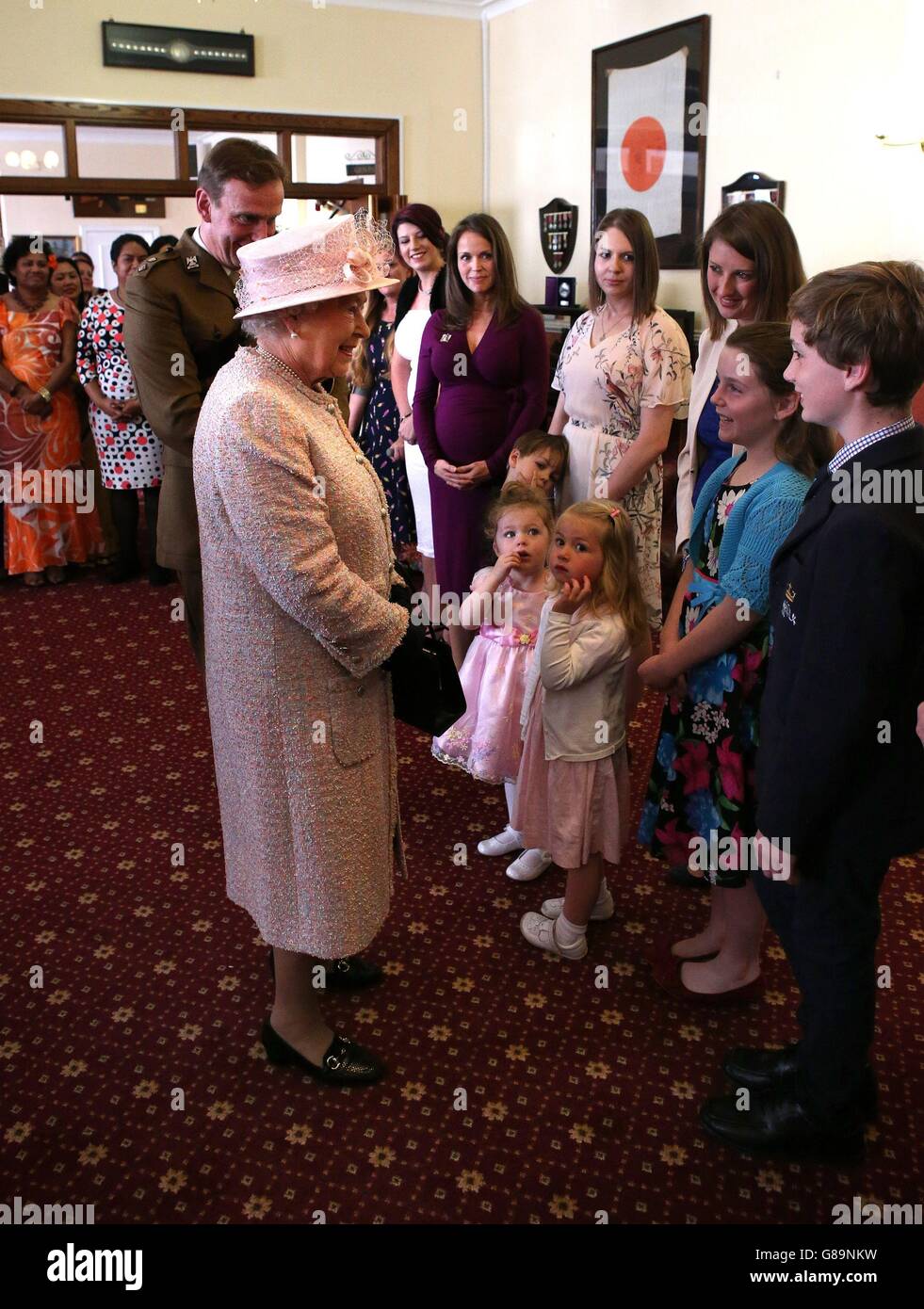 La reine Elizabeth II rencontre des familles de soldats en service lors d'une visite aux gardes-dragons des Royal Scots dans les nouvelles casernes du régiment à Fife. Banque D'Images