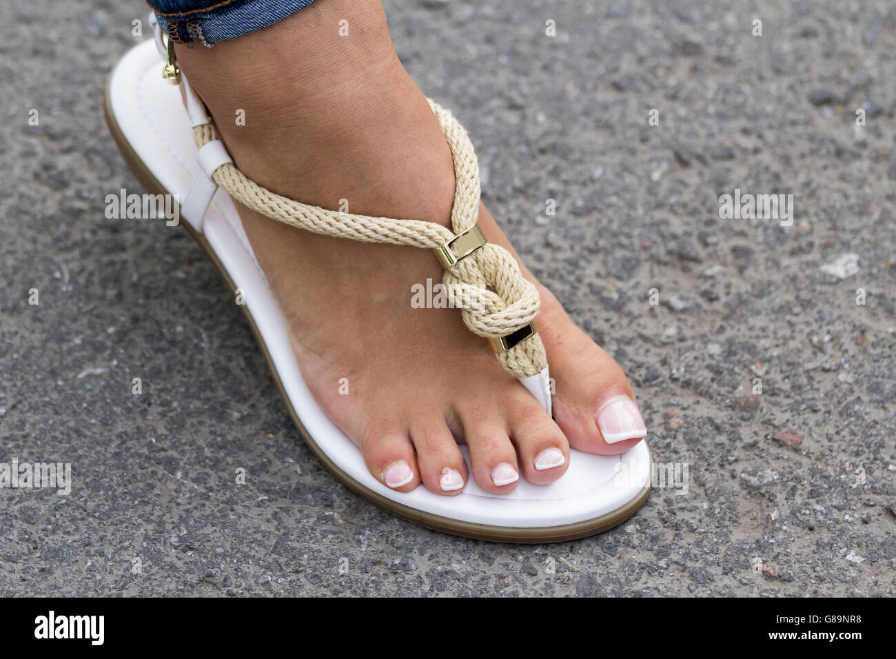 Filles de pied avec des sandales de mode Banque D'Images