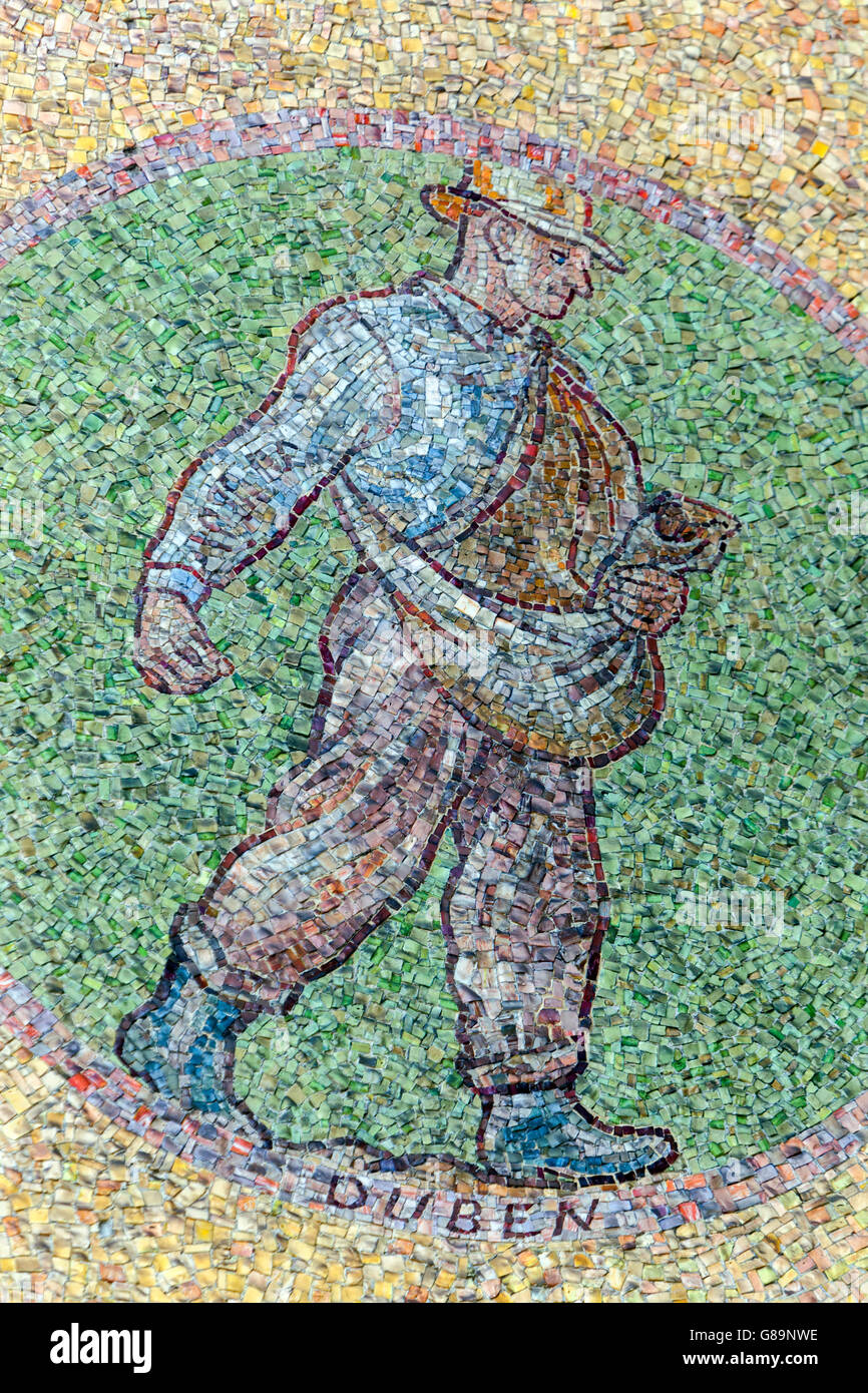 Horloge astronomique réalisme socialiste. Mois individuels - zodiaque Olomouc Moravie République tchèque L'homme d'art communiste sème le champ en avril Banque D'Images