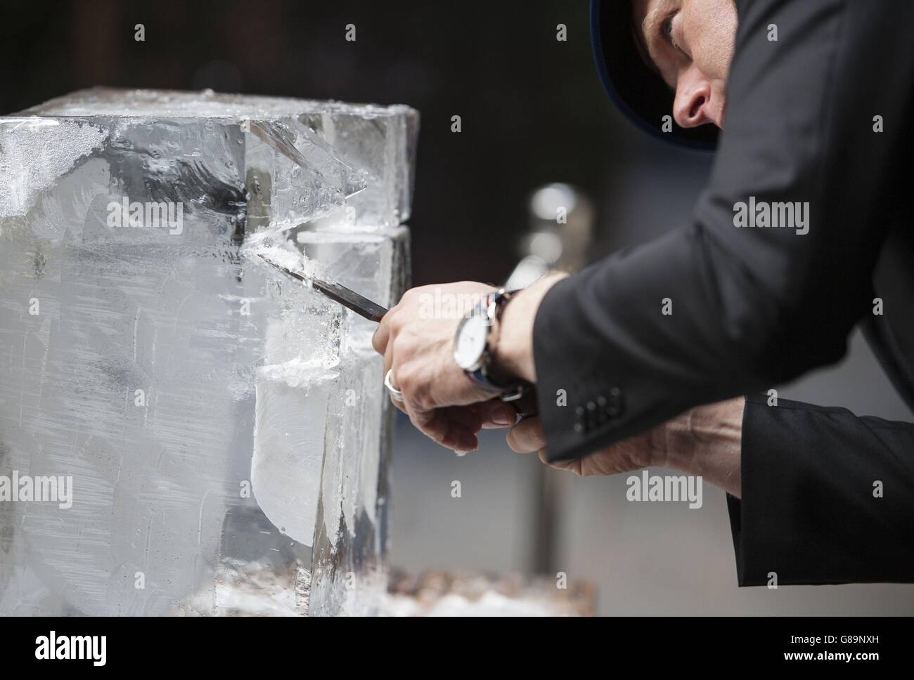 Jens Thom Ivarsson Coupe Un Bloc De Glace A L Exterieur De L Icebar A Londres Qui A Ete Redessine Par Le Sculpteur Et Dispose D Une Sculpture De Crane De Glace De 6 Pieds