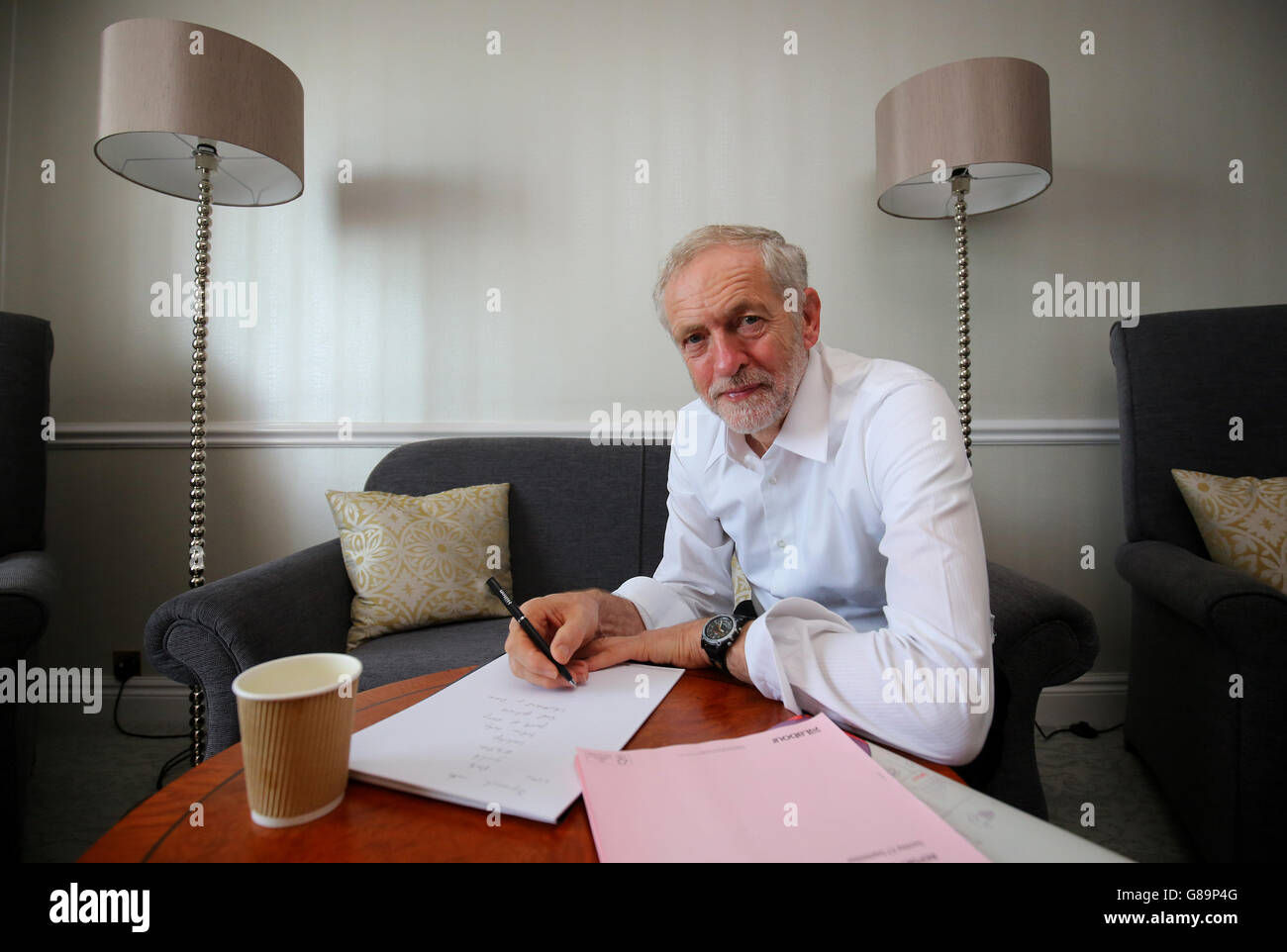 Le chef du Parti travailliste Jeremy Corbyn prépare le discours de son premier dirigeant dans sa chambre d'hôtel à Brighton lors de la conférence annuelle du Parti travailliste au Centre de Brighton, dans le Sussex. Banque D'Images