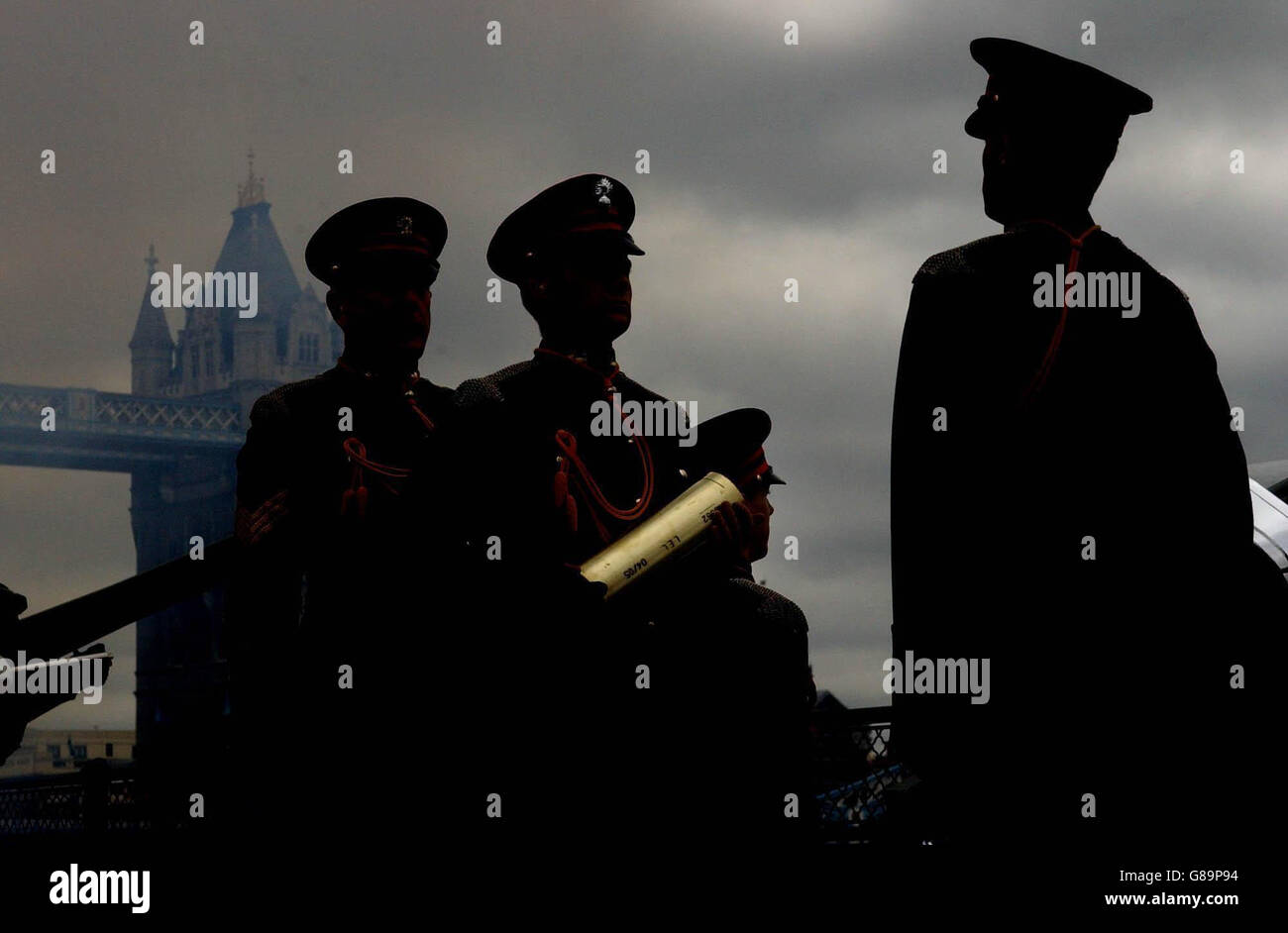 Les tireurs de l'honorable Compagnie d'artillerie tiennent une carapace alors qu'ils se préparent à tirer un hommage de 62 armes à feu pour souligner le 52e anniversaire du couronnement de la reine Elizabeth II. Banque D'Images