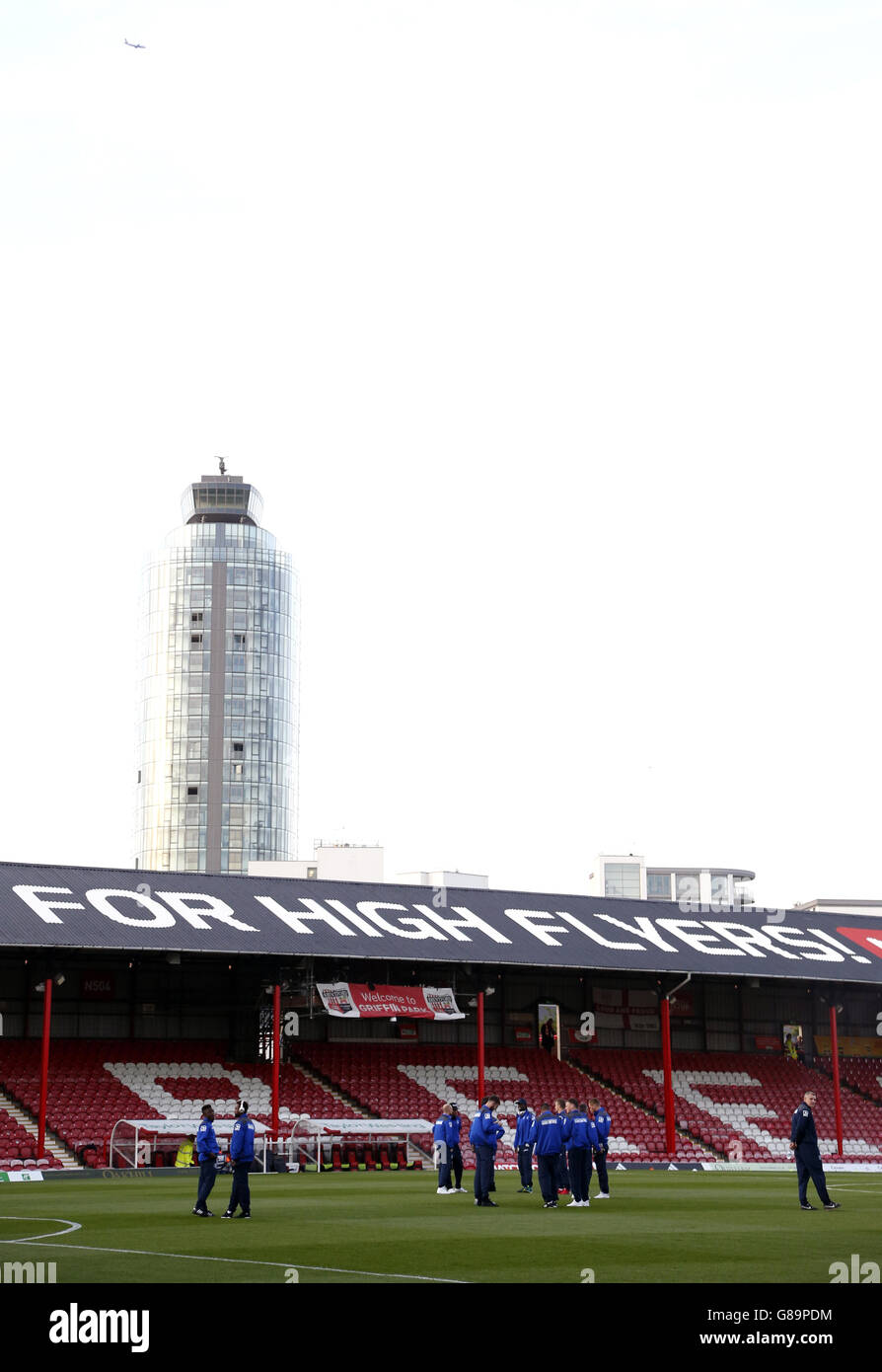 Football - Championnat Sky Bet - Brentford / Birmingham City - Griffin Park.Une vue générale de Griffin Park tandis que les joueurs de Birmingham City inspectent le terrain avant le match. Banque D'Images