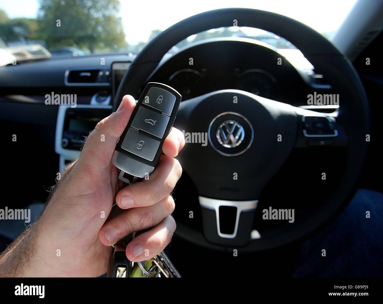 Un conducteur avec un jeu de clés dans une voiture Volkswagen Passat, car 1.1 millions de véhicules Volkswagen au Royaume-Uni sont touchés par le scandale des émissions de diesel, a déclaré la société aujourd'hui. Banque D'Images