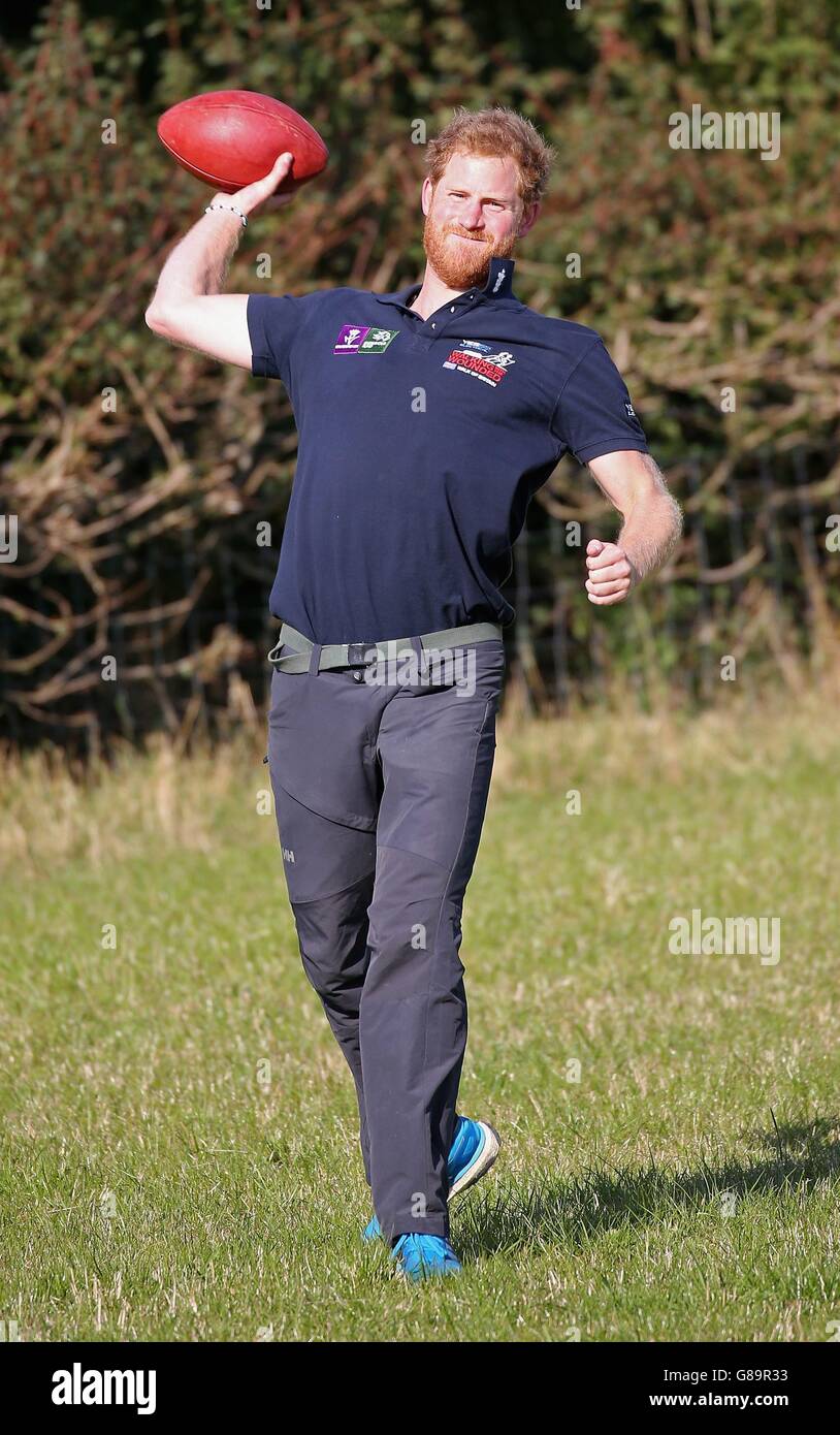 Le prince Harry fait une pause pour jouer au football américain avec le représentant de la NFL Dan Marino lorsqu'il a rejoint l'équipe de marche des blessés lors de leur promenade à Ludlow à Shrophire, alors qu'ils parcourent la longueur du pays sur leurs propres routes de rétablissement. Banque D'Images