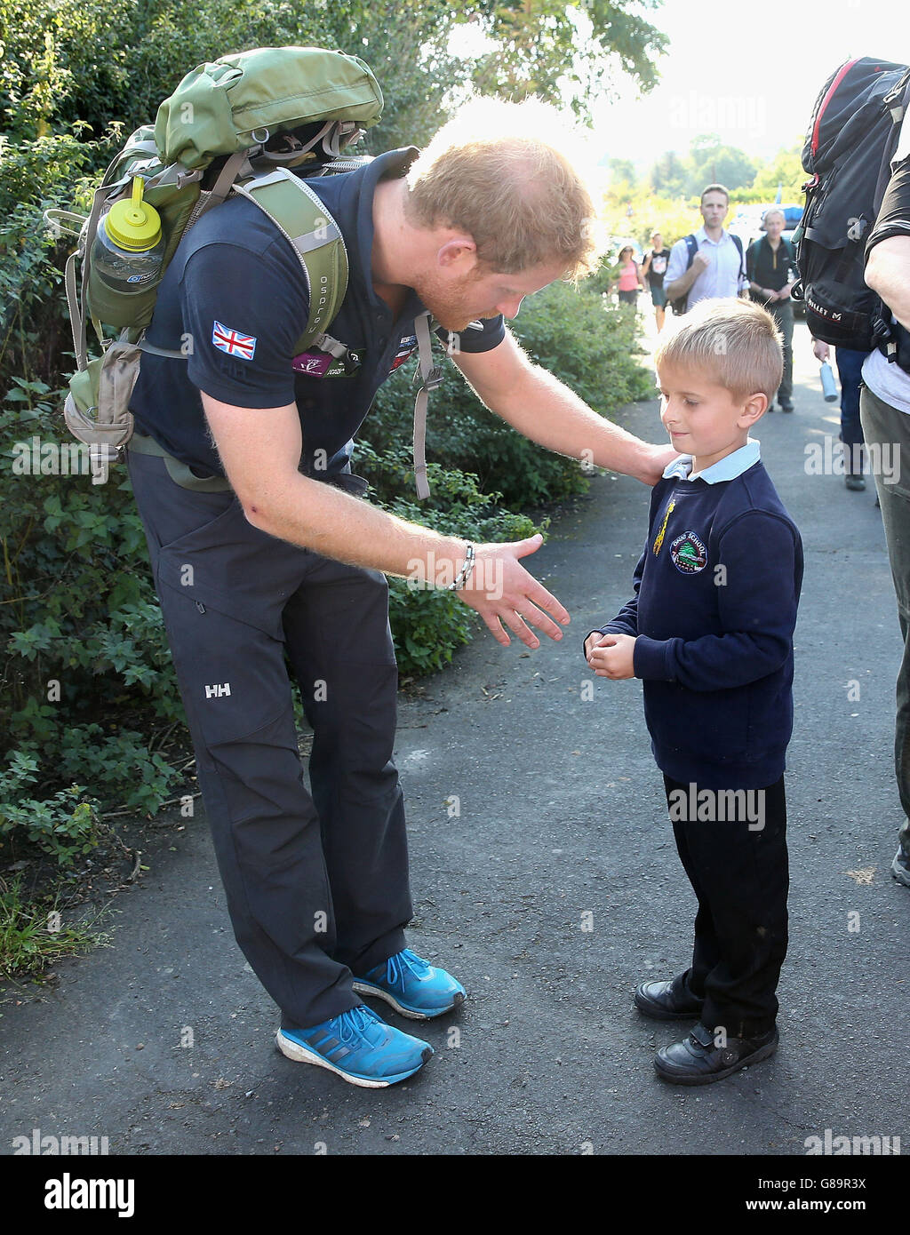 Le prince Harry rencontre un jeune garçon de l'école lorsqu'il a rejoint l'équipe de marche des blessés lors de leur marche vers Ludlow à Shrophire, alors qu'ils parcourent la longueur du pays sur leurs propres routes de rétablissement. Banque D'Images