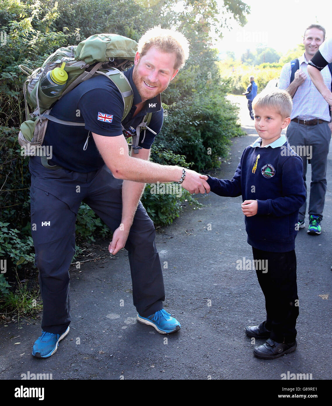 Le prince Harry rencontre un jeune garçon de l'école lorsqu'il a rejoint l'équipe de marche de la Grande-Bretagne des blessés lors de leur marche vers Ludlow dans le Shropshire, alors qu'ils parcourent la longueur du pays sur leurs propres routes personnelles vers la reprise. Banque D'Images