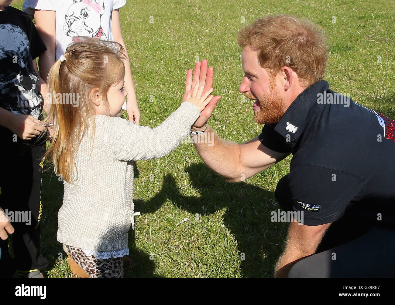 Le prince Harry rencontre une jeune fille lorsqu'il a rejoint l'équipe de marche de la Grande-Bretagne des blessés lors de leur marche vers Ludlow dans le Shropshire, tandis qu'ils parcourent la longueur du pays sur leurs propres routes personnelles pour se rétablir. Banque D'Images