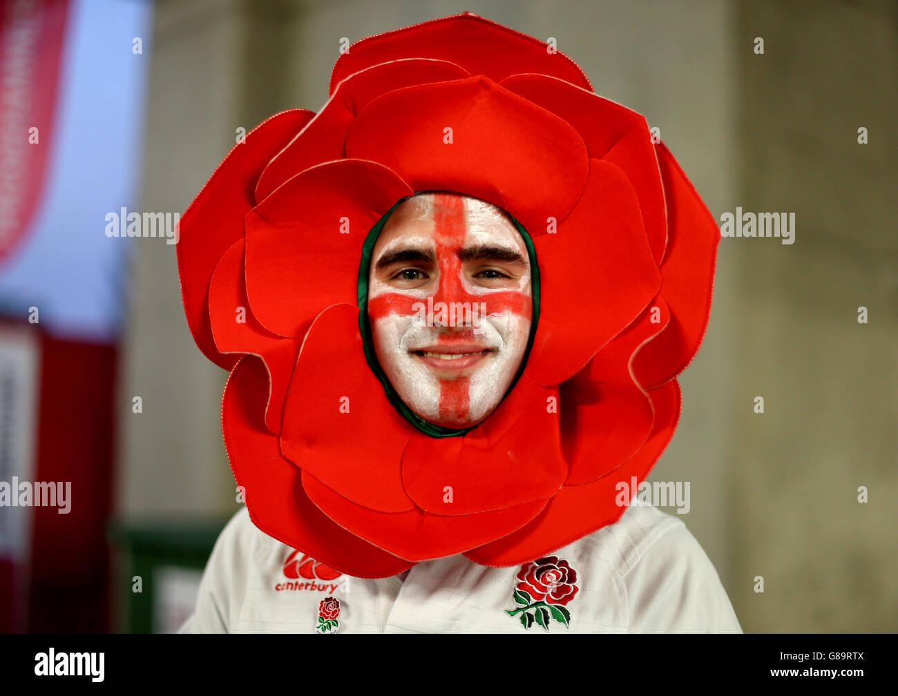 Angleterre / Australie - coupe du monde de rugby 2015 - piscine A - Twickenham.Un fan d'Angleterre portant une tenue de tête en forme de rose avant le match de la coupe du monde au stade de Twickenham, Londres. Banque D'Images