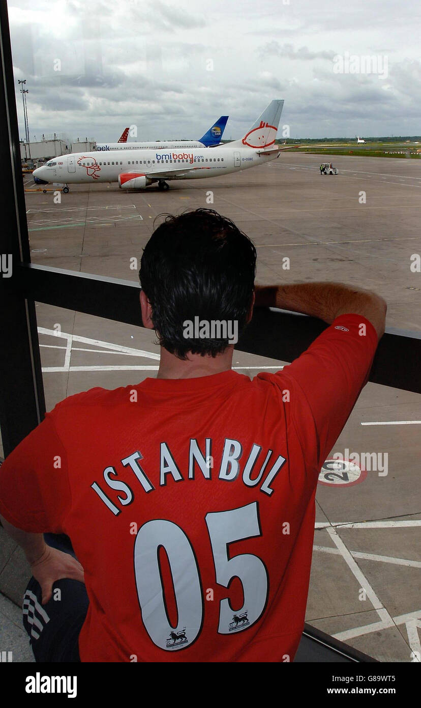 Un supporter de Liverpool attend à l'aéroport de Manchester un vol pour Istanbul. Banque D'Images