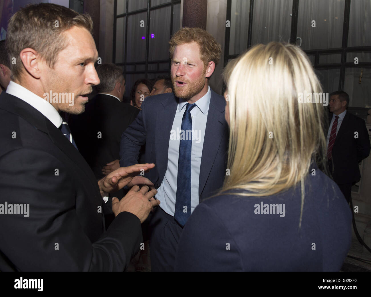 Le Prince Harry (au centre) discute avec Jonny Wilkinson lors de la soirée de bienvenue de la coupe du monde de rugby 2015 au bureau des Affaires étrangères et du Commonwealth du Royaume-Uni, à Londres. Banque D'Images