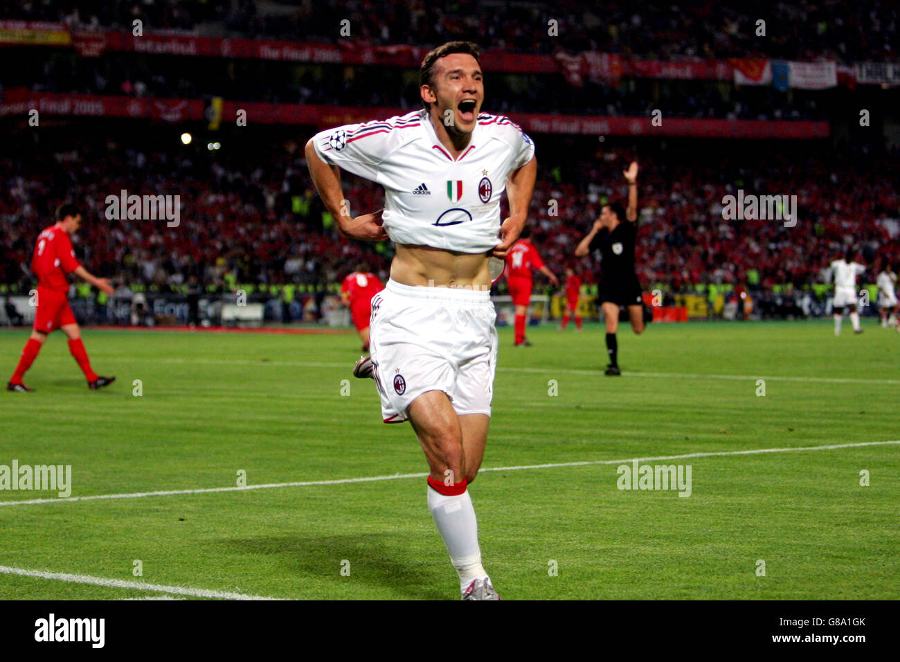 Football - Ligue des champions de l'UEFA - finale - AC Milan / Liverpool - Stade olympique Ataturk.Andriy Shevchenko, de l'AC Milan, fête ses scores uniquement pour le but à exclure du côté opposé Banque D'Images