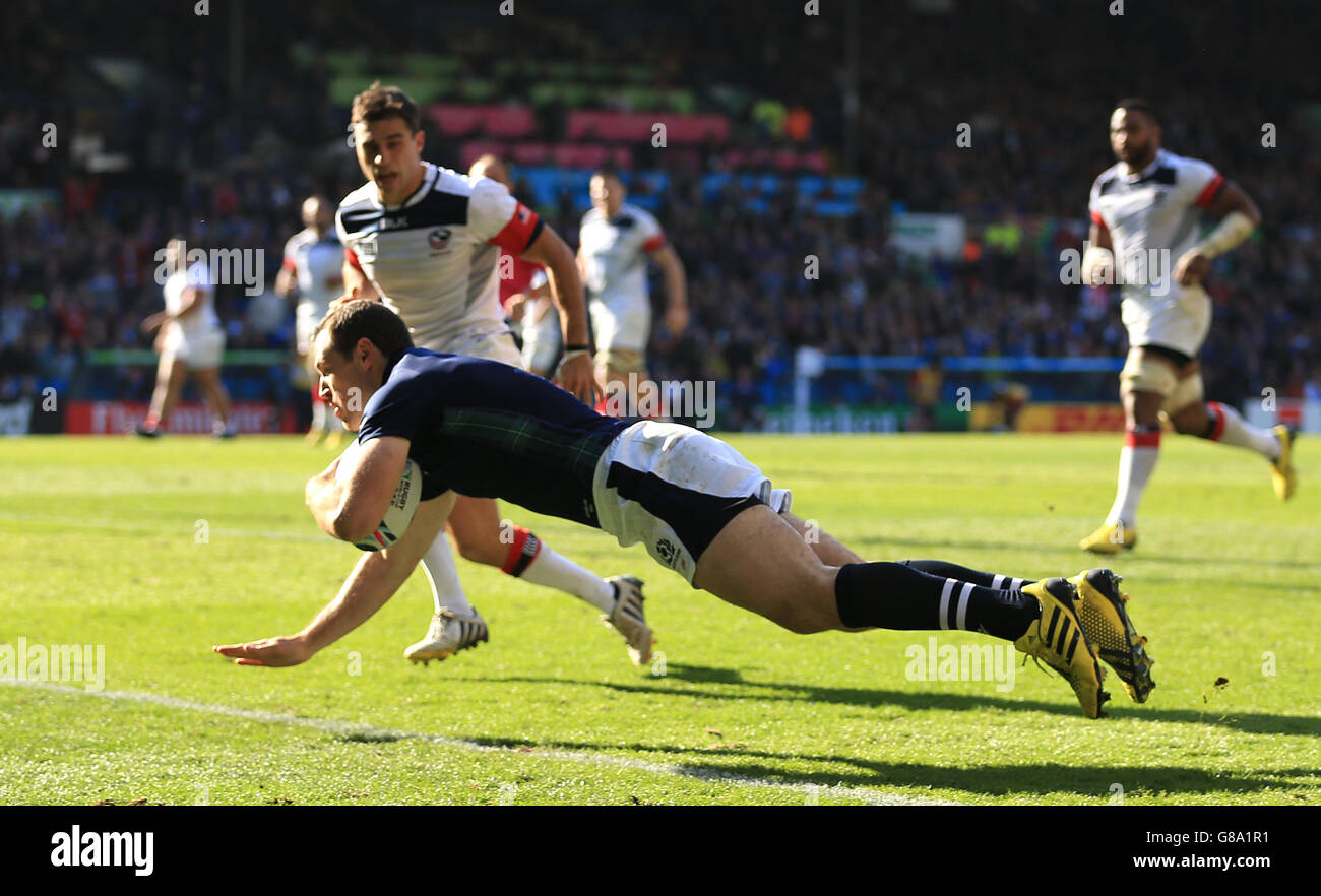 Tim visser, en Écosse, marque ses côtés pour tenter de remporter le match contre les États-Unis lors du match de la coupe du monde de rugby à Elland Road, Leeds. Banque D'Images