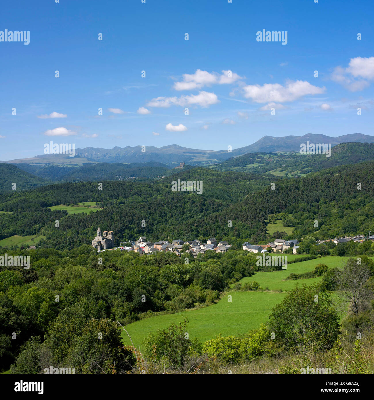 Village de St Nectaire en Auvergne, massif du Sancy à l'arrière, France, Europe Banque D'Images