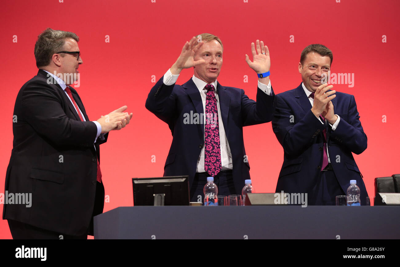 Le chef adjoint de la Chambre des communes, Chris Bryant (au centre), est applaudi par le chef adjoint du Parti travailliste, Tom Watson (à gauche), et le secrétaire général du Parti travailliste, Iain McNicol, à la suite d'un discours prononcé lors de la conférence annuelle du Parti travailliste au Centre Brighton, dans le Sussex. Banque D'Images