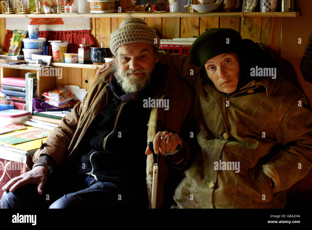 Couple de sans-abri dans une cabane forestière, de bois, près de Carlsbad, Karlovy Vary, République Tchèque, Europe Banque D'Images