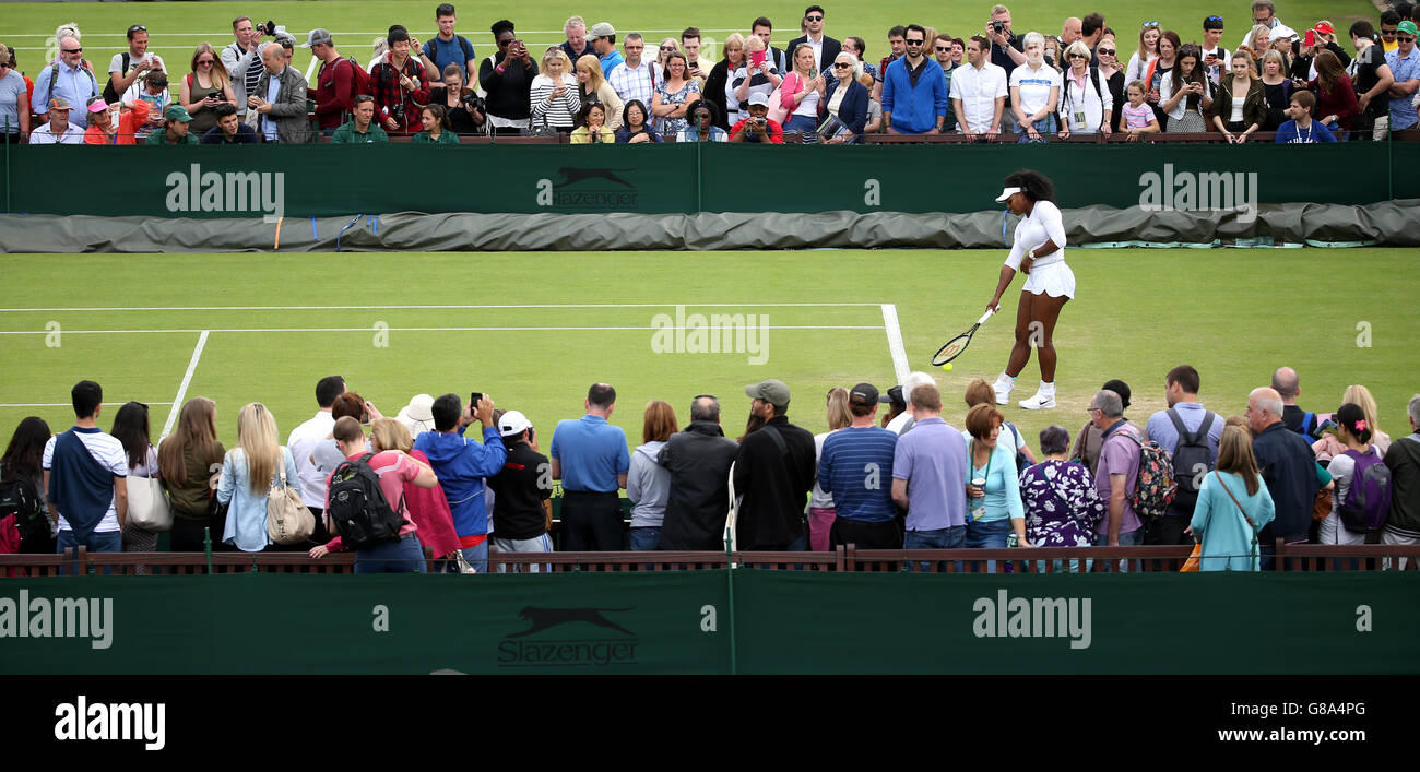 Serena Williams pratiques sur six de la cour en tant que spectateurs  regarder le deuxième jour de la Wimbledon à l'All England Lawn Tennis et  croquet Club, Wimbledon Photo Stock - Alamy