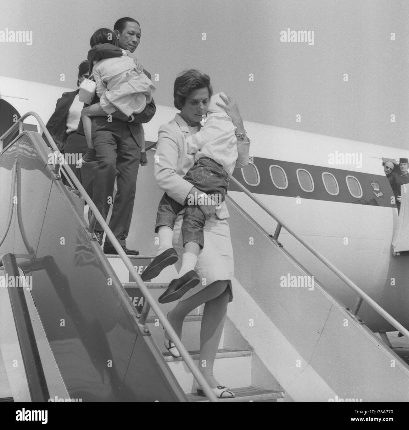 Santé - guerre du Vietnam - Les enfants blessés - l'aéroport de Londres Banque D'Images