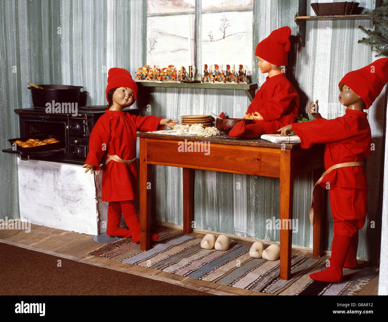 Santa clauses dans une maison de poupées Banque D'Images