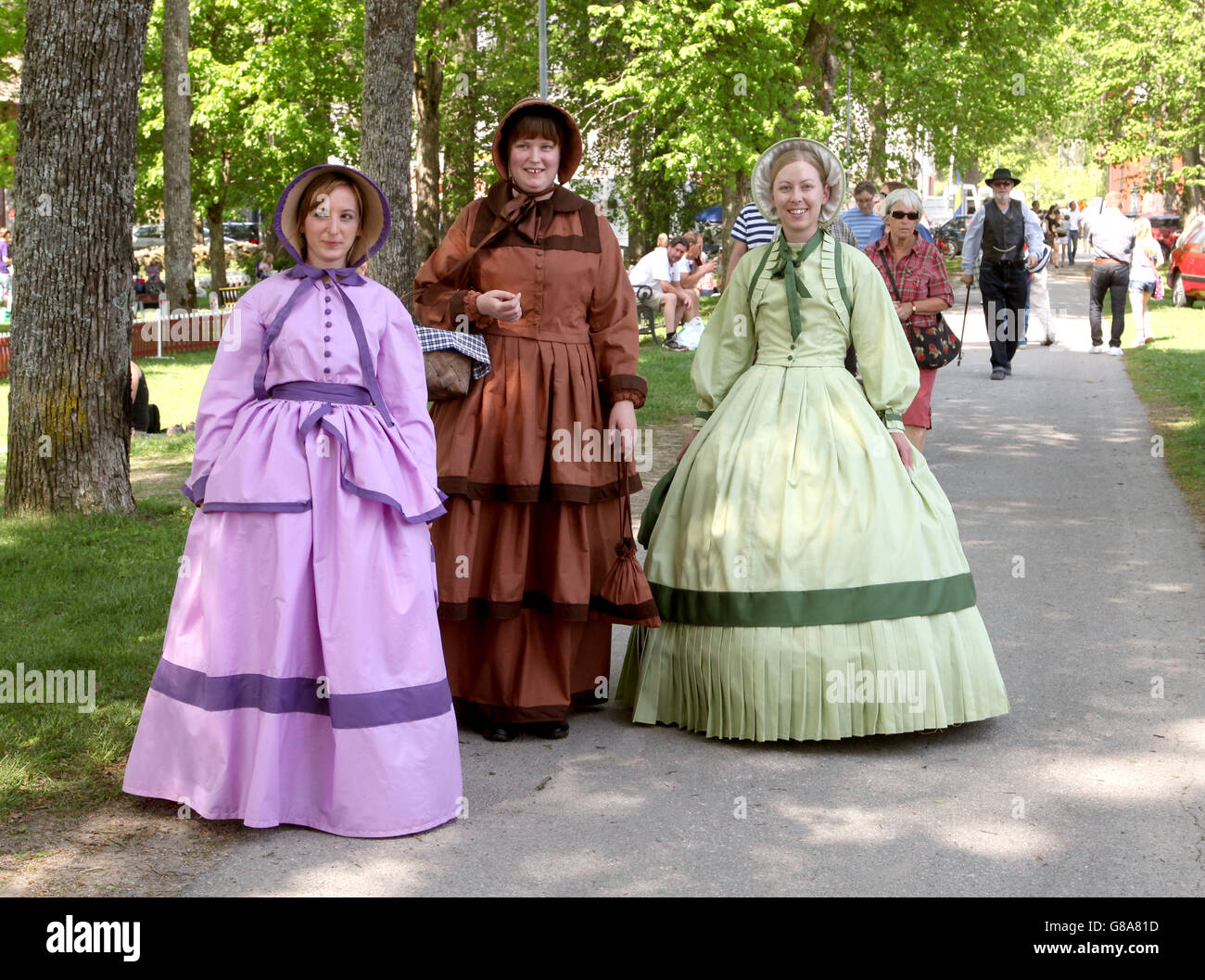 Personnages de conte dame lilas-brun et vert Banque D'Images