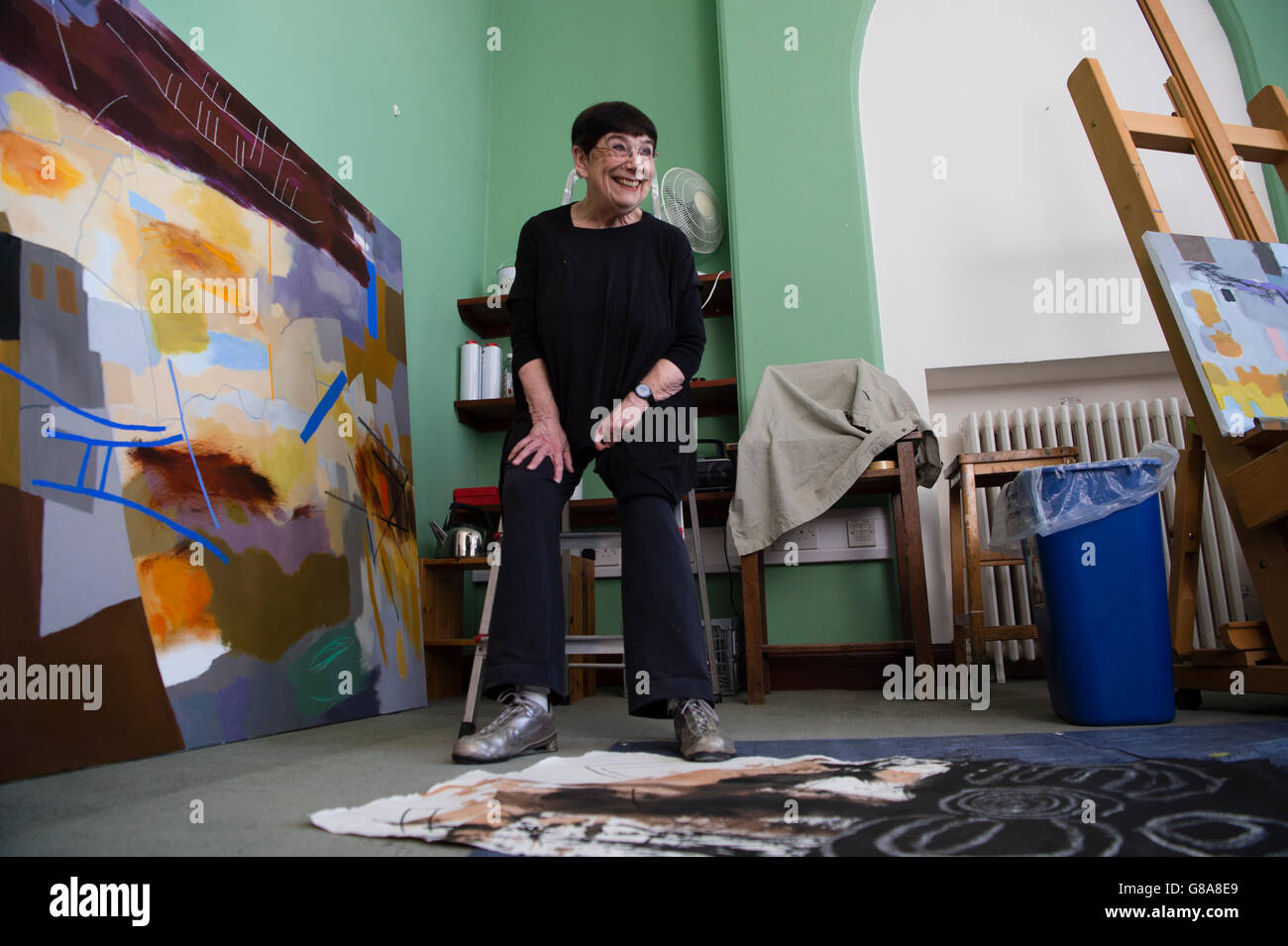 Parlant gallois vétéran artiste visuel, et abstract painter, Mary Lloyd Jones, avec ses grandes toiles dans son atelier dans l'ancien collège / Hen Goleg, Aberystwyth Banque D'Images