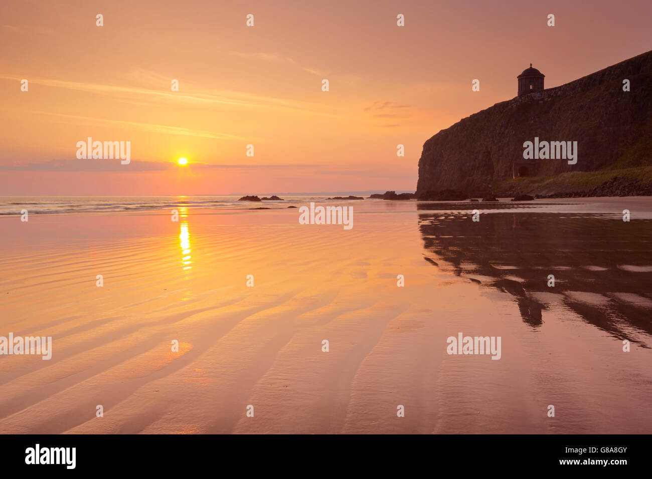 Lever de Soleil sur le plage et falaises de la côte de Causeway en Irlande du Nord. Banque D'Images