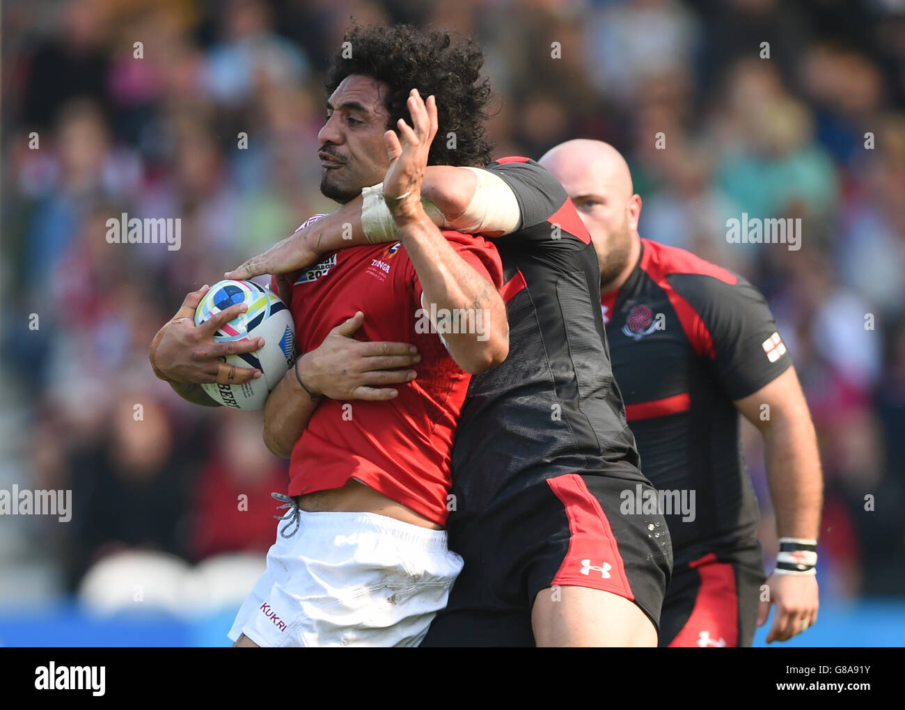 Le T-Pole Hale (à gauche) des Tonga est abordé en hauteur par le Mamuka Gorgodze de Géorgie lors du match de la coupe du monde de rugby au stade Kingsholm, à Gloucester. APPUYEZ SUR ASSOCIATION photo. Date de la photo: Samedi 19 septembre 2015. Voir l'histoire de PA RUGBYU Tonga. Le crédit photo devrait se lire comme suit : Joe Giddens/PA Wire. RESTRICTIONS : strictement aucune utilisation ou association commerciale sans autorisation de RWCL. Utilisation d'images fixes uniquement. L'utilisation implique l'acceptation de la Section 6 des conditions générales de RWC 2015 à l'adresse suivante : http://bit.ly/1MPElTL appelez le +44 (0)1158 447447 pour plus d'informations. Banque D'Images