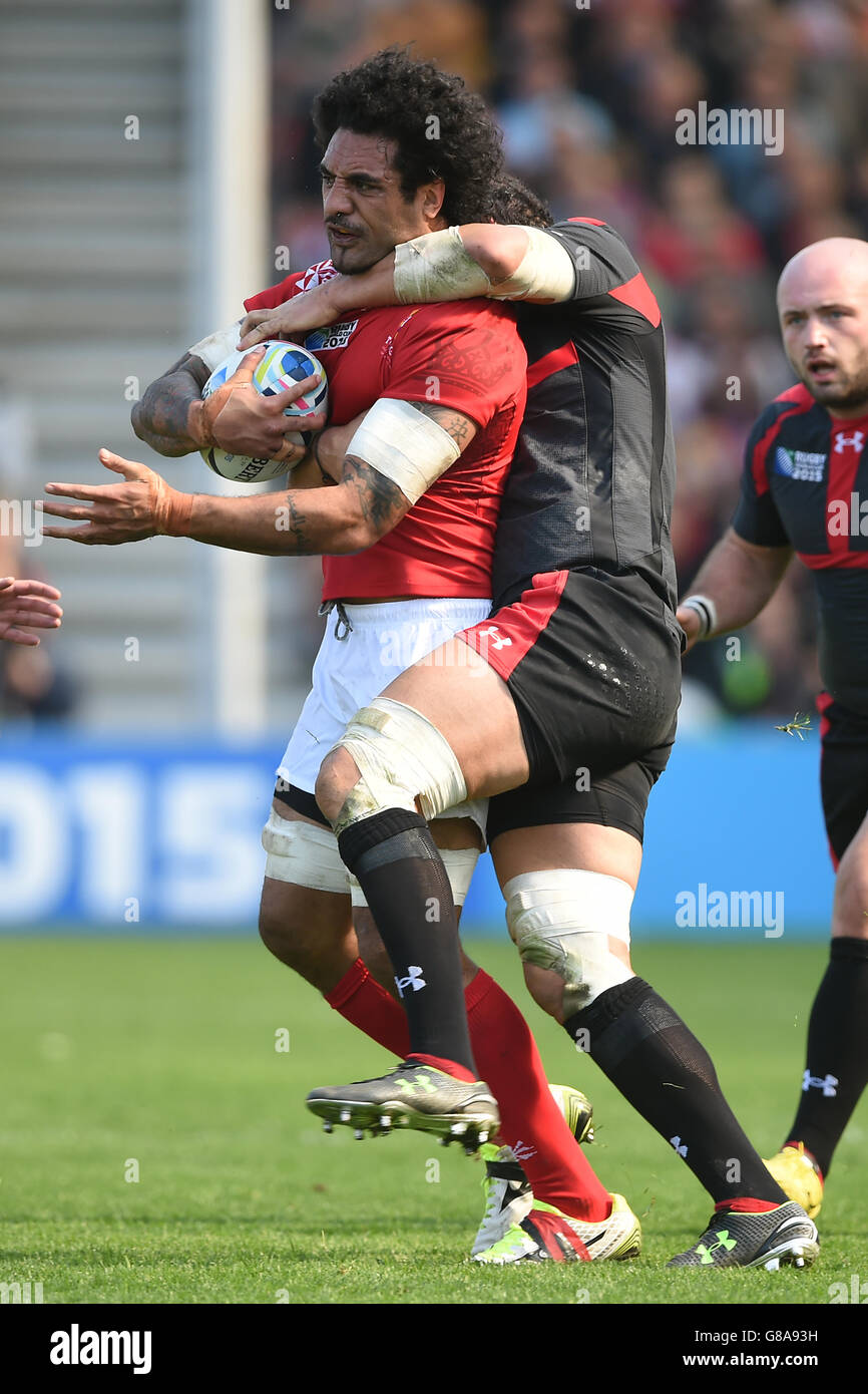 Rugby Union - coupe du monde de Rugby 2015 - Pool C - Tonga / Géorgie - Kingsholm.Le T-Pole Hale (à gauche) des Tonga est abordé en hauteur par le Mamuka Gorgodze de Géorgie lors du match de la coupe du monde de rugby au stade Kingsholm, à Gloucester. Banque D'Images