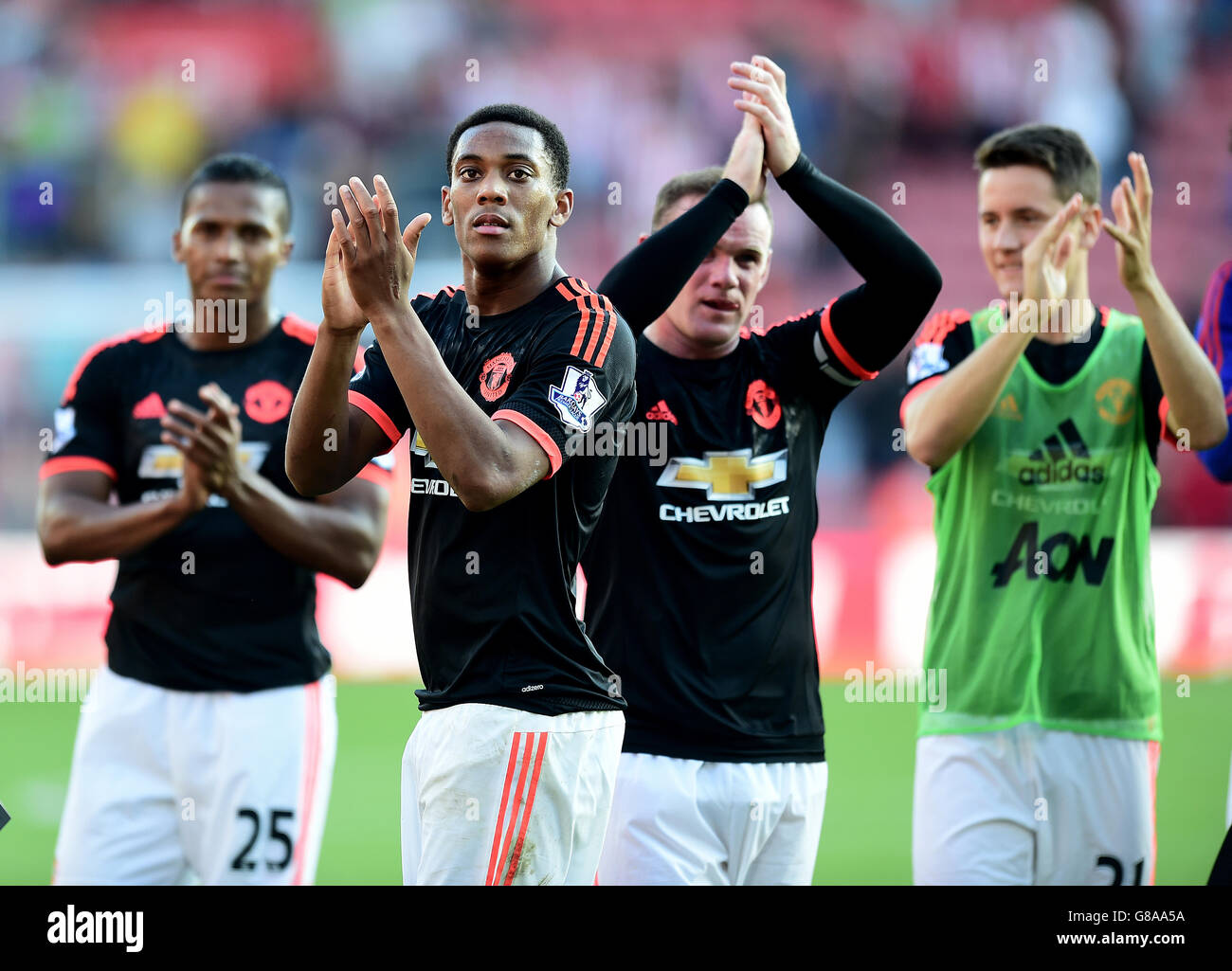 Football - Barclays Premier League - Southampton / Manchester United - St Mary's.Anthony Martial de Manchester United applaudit les fans après le match de la Barclays Premier League à St Mary's, Southampton. Banque D'Images