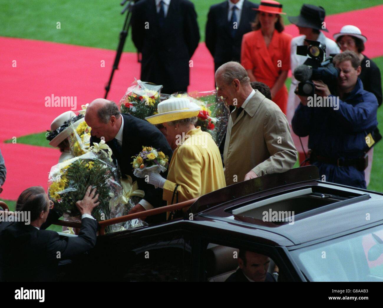 Football - l'ouverture du Pride Park, Derby Countys nouveau stade.Le gérant Jim Smith est chargé de fleurs pour HM la Reine et HRH duc d'Édimbourg Banque D'Images